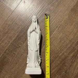 Preying mother Mary porcelain piece